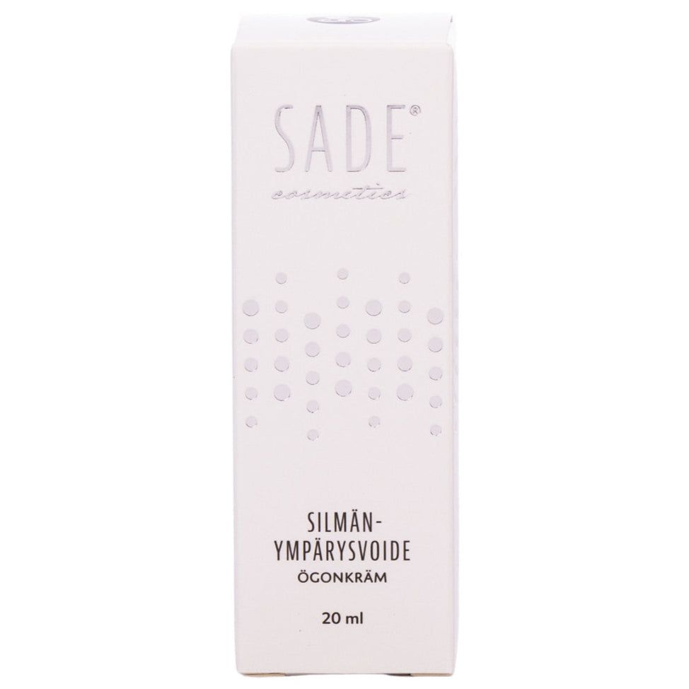 Sade Silmänympärysvoide; valkoinen suorakaiteen muotoinen pakkaus tekstillä SADE cosmetics ja SILMÄNYMPÄRYSVOIDE ÖGONKRÄM 20 ml; pakkaus mattapintainen suorin reunoin, etuosassa tasavälein aseteltu pienten pisteiden kuvio; kaikki teksti groteskifontilla keskitettynä; ei ihmisiä tai käsiä; vaalea tausta tasaisessa valaistuksessa, lähikuva tuotteesta.