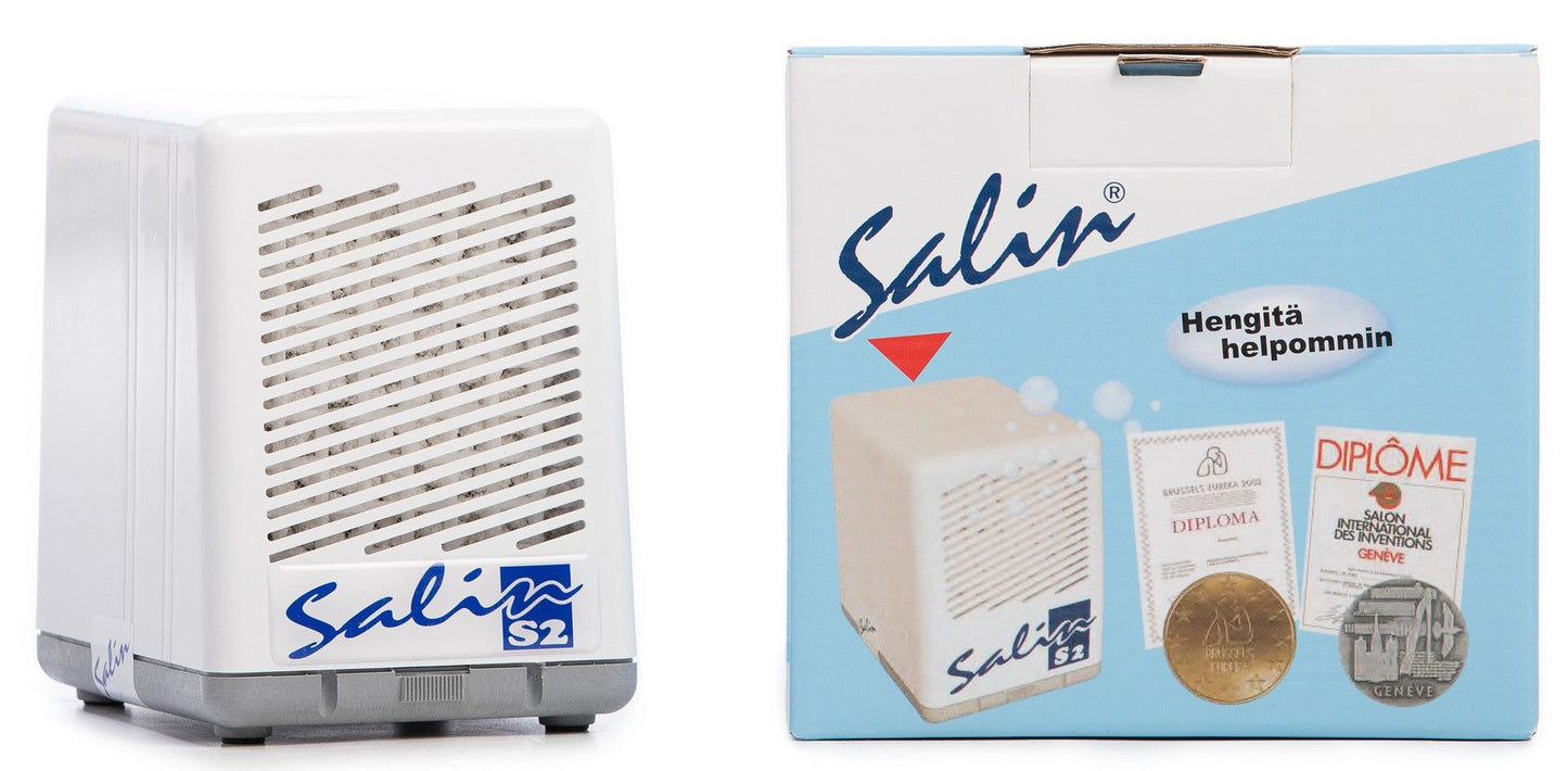 Salin S2 Suolaterapialaite; valkoinen Salin S2 -ilmanpuhdistin pakkauksensa vieressä, jossa sini-valkoinen laatikko näyttää laitteen, palkinnot, avainsanat ja tekstin "Salin" sekä "Hengitä helpommin"; laite mattapintainen suorakulmainen kaarevin tuuletusaukoin etuosassa; laatikossa selkeitä laitekuvia ja painettua grafiikkaa sans-serif-fontein; neutraali ympäristö, ei ihmisiä.