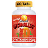 Sana-sol Vitanallet D-vitamiini Mansikka-Vadelma -pullo, valkoinen muovipullo mattakeltaisella kierrekorkilla, sylinterimäinen muoto; punaisessa etusivun etiketissä kuvia värikkäistä marjoista ja piirretty karhukuvitus, merkintä "60" tablettia ja "10 µg" D-vitamiinia; etikettiteksti pyöreää tekstausvapaata fonttia; neutraali tausta; ei ihmisiä tai esineitä näkyvissä; suora tuotevalokuva.