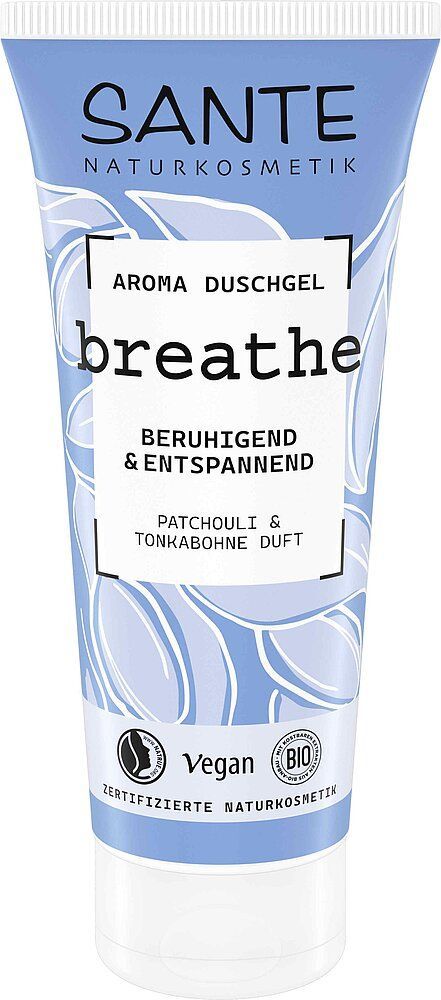 Sante Breathe Suihkugeeli; tuubi Sante Naturkosmetik Aroma Duschgel breathe -suihkugeeliä, tuoksuna rauhoittava ja rentouttava patsuli ja tonkapapu; tuubi pystyssä mattapinnalla sinisen ja valkoisen väriliukuna; painetussa tekstissä selkeä groteskikirjasin; vegaani- ja luomusertifiointimerkit näkyvissä etupuolella; ei ihmisiä tai käsiä, kuvattu tasaista taustaa vasten.