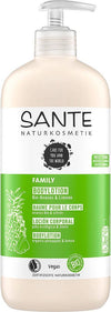 Sante Family Vartalovoide Ananas & Lime; pullo perheen vartalovoidetta valkoisella pumppuannostelijalla; astia on sylinterinmuotoinen mattavalkoista muovia; etiketissä modernia mustaa groteskitekstiä sekä kuvia ananaksesta ja limeviipaleista; vegaani- ja biosertifiointi näkyy kuvakkeina; teksti useilla kielillä etiketissä; tuote yksivärisellä taustalla, kuva edestäpäin, ei ihmisiä näkyvissä.