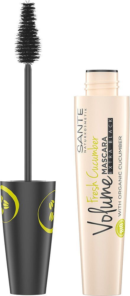 Sante Fresh Cucumber Volume Mascara Extra Black; tuubi Sante Fresh Cucumber Volume Mascaraa erikoismustana, virkistävällä kurkkuuutteella rikastettu, siveltimen sauva irrotettuna ja pystyssä beigen ja mustan tuubin vieressä; muovinen tuubi lieriömäinen matalla beigellä rungolla ja kiiltävällä mustalla kannella; yksinkertaista mustaa groteskikirjoitusta rungossa; etikettitekstissä SANTE ja Fresh Cucumber; ei rekvisiittaa, valkoinen tausta, lähikuva keskittyen vain tuotteen osiin.