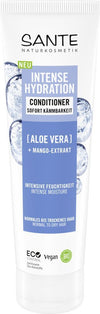 Sante Intense Hydration Hoitoaine; tuubi aaloe veralla ja mangouutteella, suunniteltu normaaleille tai kuiville hiuksille; tuubi on valkoinen mattapinnalla, esittää sinisiä vesikuplakuvituksia, tuotetiedot saksaksi ja rivin symboleja alaosassa; groteskitypografia; pakkaus pystyasennossa vaalealla taustalla, ei ihmisiä tai käsiä näkyvissä kuvassa.