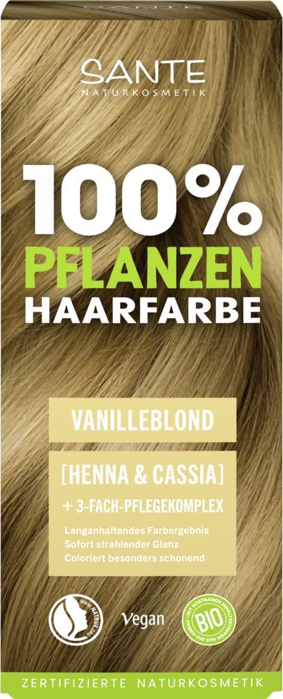 Sante Kasvihiusväri Vanilla Blonde; laatikko Sante Naturkosmetik -kasvipohjaista hiusväriä sävyllä Vanilla Blonde, esitellen hennan ja kassian ravitsevat hyödyt, vegaaninen sertifiointi ja luomumerkintä, kuvattu vaaleiden hiusten taustaa vasten; pakkaus on suorakulmainen mattapinnalla; lihavoitu groteskitypografia esittää tuotenimen, kuvakkeet korostavat ominaisuuksia; ei ihmisiä tai käsiä näkyvissä; lähikuva.