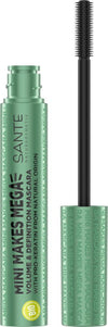 Sante Mini Makes Mega Mascara; vihreä tuubi Sante Volume & Definition Mascaraa, siveltimen sauva ja musta harjasovaraaja pystyssä avoimen tuubin vieressä; lieriömäinen tuubi mattapinnalla, lihavoitua valkoista groteskitekstiä etiketissä tuotenimelle ja lyhyille ominaisuuksille; ei ihmisiä tai käsiä; tasaisesti valaistu kuva yksinkertaisella taustalla.