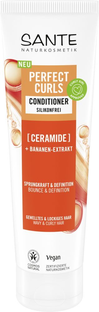 Sante Perfect Curls Hoitoaine; tuubi Sante Naturkosmetik Perfect Curls Conditioner -hoitoainetta keramidilla ja banaaniuutteella, muotoiltu aaltoisille ja kiharille hiuksille; tuubi pystyssä, läpinäkymätön valkoinen vaaleanpunaisin, vihrein ja keltaisin aksentein; muovi mattapinnalla; etiketissä groteskifontit, pääasiallinen tuotenimi keskellä isokokoisena, ainesosakohokohdat värillisissä huomiolaatikoissa alla; ei ihmisiä tai käsiä; yksinkertainen tausta.