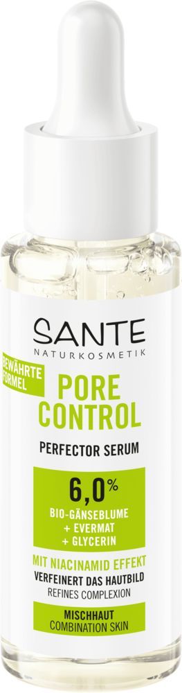 Sante Pore Control Kasvoseerumi; kirkas tiputinpullo, sylinterinmuotoinen valkoisella korkilla ja kiiltäväpinnalla; etuetiketissä vihreää ja mustaa groteskitekstiä, listaa 6 % luomu-päivänkakkaraa, evermat-uutetta, glyseriiniä ja niasiiniamidia sekaiholle; ei ihmisiä tai käsiä näkyvissä; tausta yksivärinen ja vaalea; kuva suoraan edestä silmän korkeudelta.
