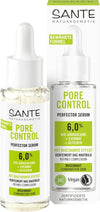 Sante Pore Control Kasvoseerumi; SANTE Pore Control Perfector Serum kirkkaassa sylinterinmuotoisessa tiputinpullossa valkoisella korkilla, viereen aseteltu vastaava suorakulmainen laatikko; molemmissa painettua tekstiä ainesosista: 6 % luomu-voikukka, illanruusu, glyseriini, niasiiniamidi; mainitsee vegaanisuuden ja sertifioidun luonnonkosmetiikan sekaiholle; groteskikirjasimia; valkoinen tausta, ei ihmisiä tai käsiä näkyvissä.