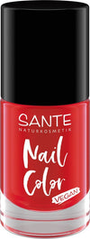Sante Kynsilakka; lasipullo Sante Naturkosmetik punaista kynsilakkaa kiiltäväpinnalla; musta lieriömäinen muovikansi; suorakaiteen muotoinen pullo; painetussa etiketissä Nail Color ja Vegan groteskifontilla sekä brändinimi; pullo pystyssä valkoisella taustalla, ei ihmisiä tai toimintaa; eloisa ja pitkäkestoinen kaava.