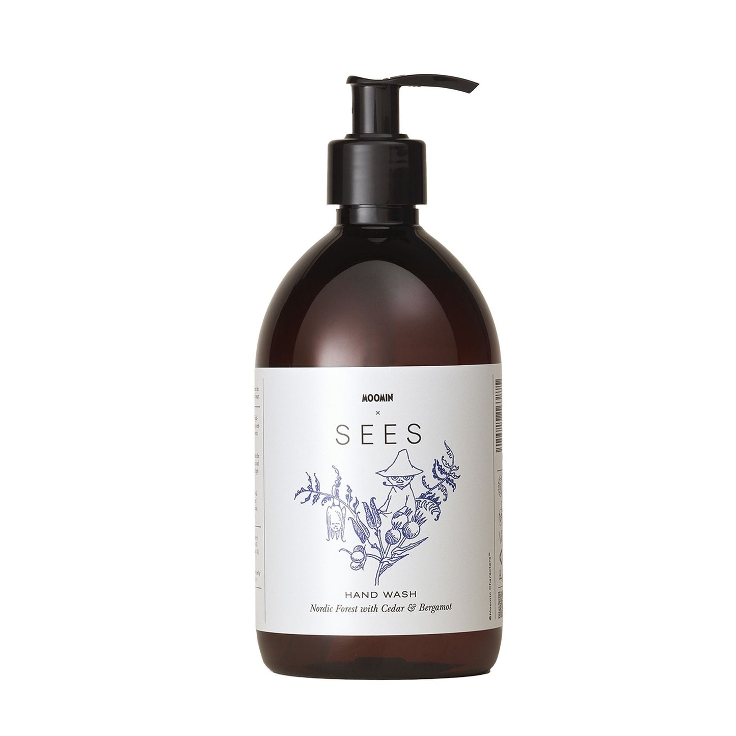 SEES x Moomin Hand Wash; ruskea muovinen pumppupullo mattapinnalla pystyssä valkoista taustaa vasten; pullossa musta pumppuannostelija ja painettuja kasvikuvituksia etuetiketissä; etikettitekstissä SEES HAND WASH, Noble Forest, Cedar & Bergamot; groteskityypografia läpi tuotteen; ei ihmisiä tai muita esineitä kuvassa.