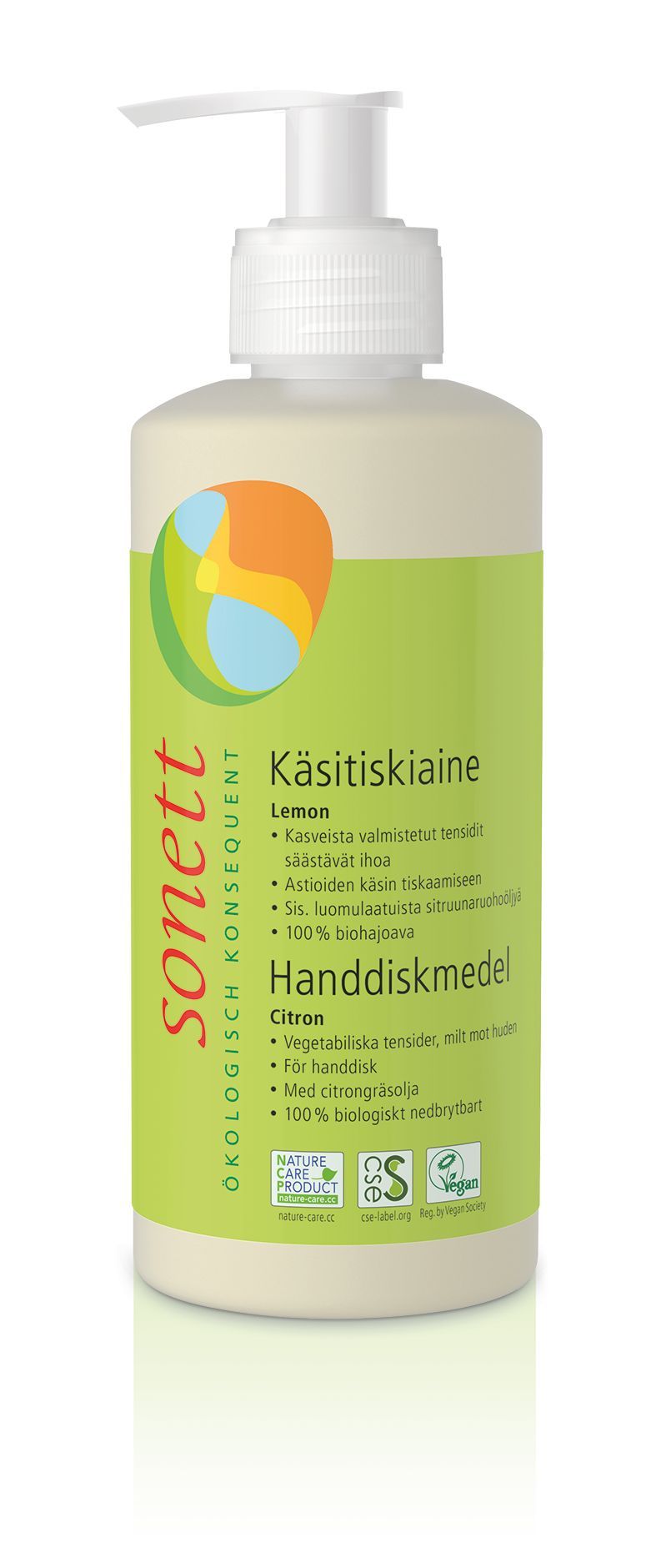 Sonett Käsitiskiaine Lemon, pumppupullo ympäristöystävällisellä vihreä-keltaisella etiketillä suomeksi ja ruotsiksi sekä useilla sertifikaattilogoilla alaosassa; pullo kirkasta muovia mattapinnalla, sylinterimäinen ja valkoinen pumppu; etiketin fontit groteskisia; tuote keskitetty valkoiselle taustalle, ei ihmisiä eikä käsiä näkyvissä.