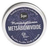 Sopo Mustikkainen Metsäbiomi; pyöreä metallinen tölkki mattapinnalla, etiketissä teksti "Sopo Monikäyttöinen Metsäbiomivoide" tarkoitettu kasvoille, huulille, käsille ja vartalolle, sisältää hyödyllisiä metsämikrobeja; koostumus valmistettu ravitsevilla metsämikrobeilla monikäyttöiseen hoitoon; etiketti yksinkertaisella groteskitekstillä mustana vaaleaa pohjaa vasten; ei ihmisiä eikä käsiä näkyvissä, tuote kuvattu tasaisella pinnalla tasaisessa valaistuksessa.