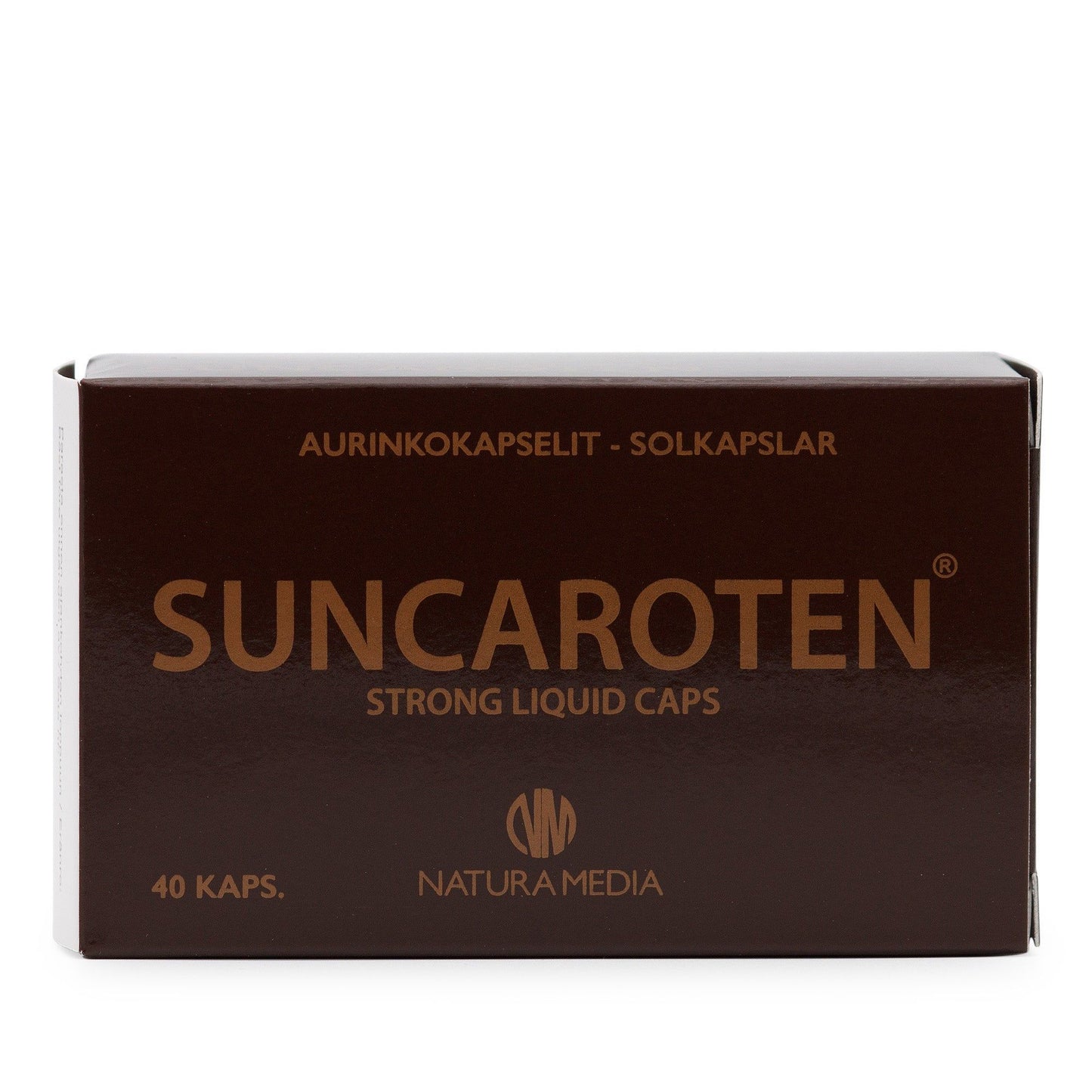 Natura Media SunCaroten Aurinkokapselit; ruskea suorakulmainen pakkaus mattapintaisena, teksti "SUNCAROTEN STRONG LIQUID CAPS" ja 40 kapselin määrä, mukana brändilogo; lihavoitu groteskikirjasin tuotenimelle ja tiedoille, lisäksi selkeä teksti "AURINKOKAPSELIT - SOLKAPSAR"; ei ihmisiä tai käsiä; tausta vaalea, todennäköisesti studiovalaistu.