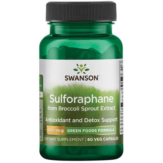 Swanson Sulforaphane; vihreä muovipullo sileällä kiiltäväpinnalla ja mustalla kierrekorkilla; etiketti pääosin valkoinen vihrein ja mustin selkein lihavoiduin fontein; teksti: "Sulforaphane from Broccoli Sprout Extract by Swanson", sisältää 60 kasviskapselia tehokkaan antioksidantti- ja detoksikaatiotuen tarjoamiseksi; ei ihmisiä tai käsiä, valkoinen tausta, tuote keskitettynä kuvassa.