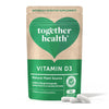 Together Health Vitamin D3; vihreä-beige mattapintainen taipuisa pussi tekstillä "VITAMIN D3", mainitaan luonnolliset kasvilähteet ja 30 kapselia; kaksi umpinaista, soikeaa valkoista kapselia edessä; sekoitus pieniä groteski- ja antiikvakirjaimia, vaalea tausta.