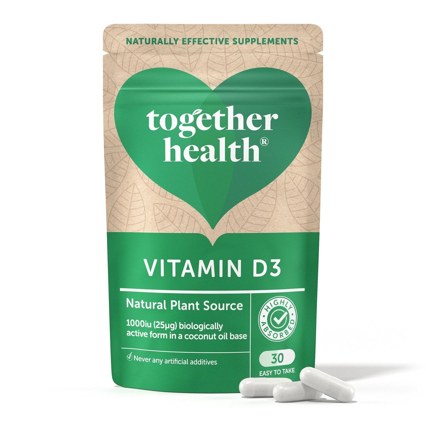 Together Health Vitamin D3; vihreä-beige mattapintainen taipuisa pussi tekstillä "VITAMIN D3", mainitaan luonnolliset kasvilähteet ja 30 kapselia; kaksi umpinaista, soikeaa valkoista kapselia edessä; sekoitus pieniä groteski- ja antiikvakirjaimia, vaalea tausta.