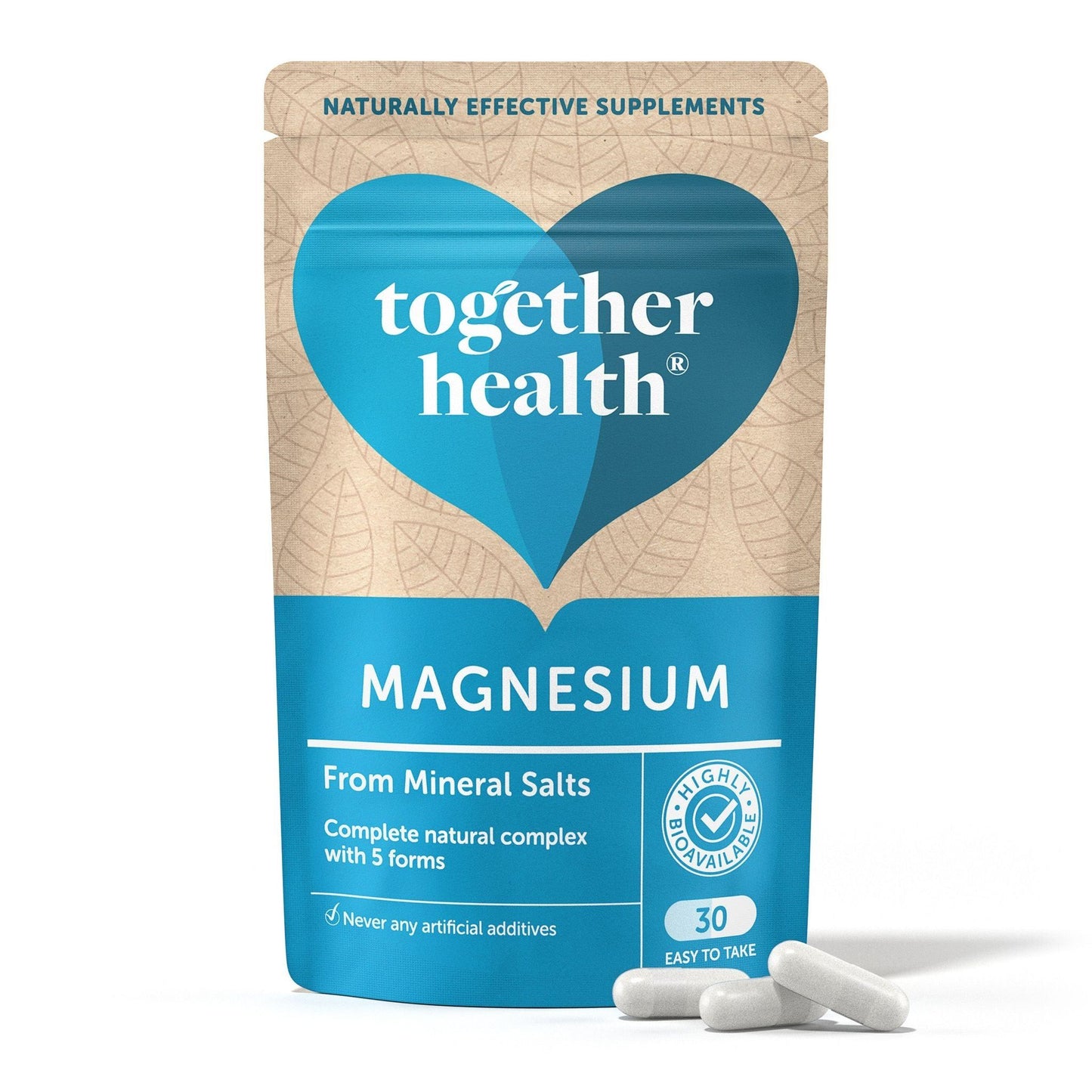 Together Health Magnesium; sininen-beige pussi tekstillä "Magnesium... From Mineral Salts" pystyssä; mattapintainen, taipuisa ja suorakulmainen pussi saumattavalla yläosalla; sekoitus valkoista, vaaleansinistä ja laivastonsinistä groteskitekstiä; kolme luonnonvalkoista kapselia pussin edessä valkoisella alustalla.