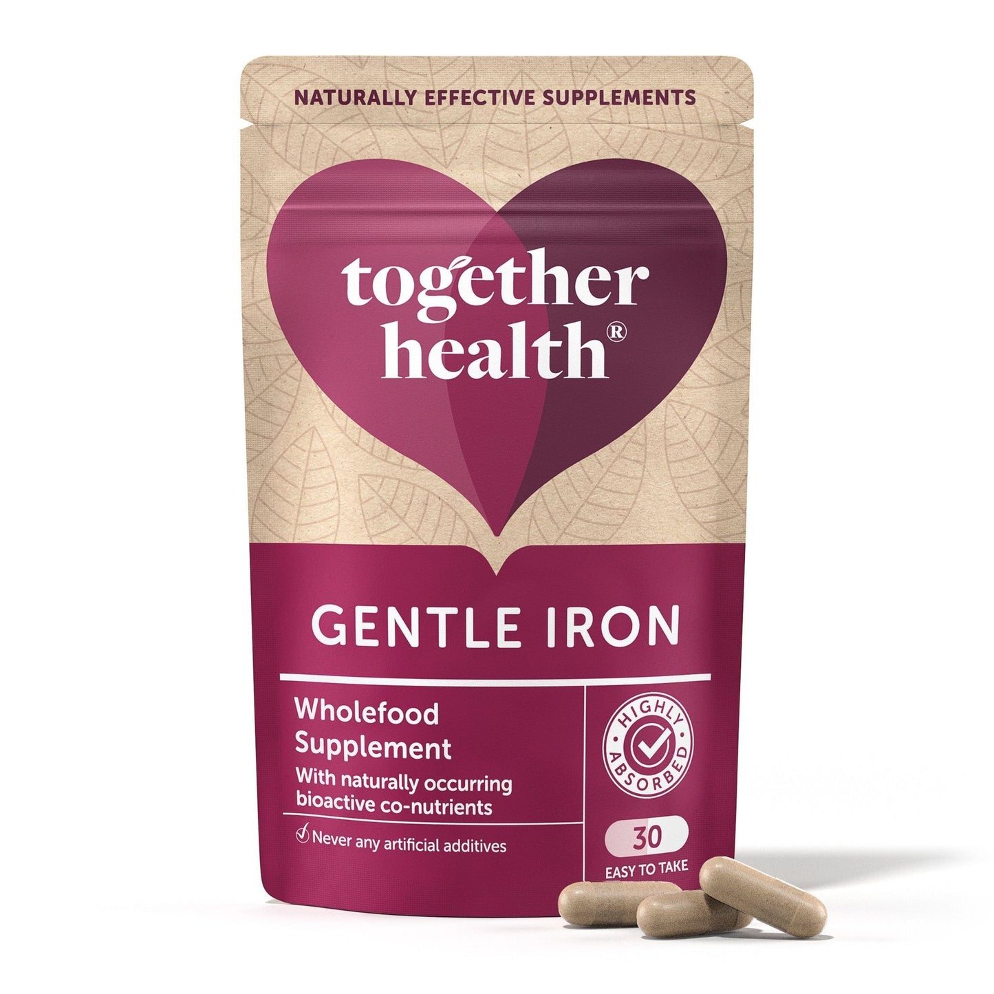 Together Health Gentle Iron Complex; mattapintainen pussi sydänkuvioin tekstillä "Gentle Iron Wholefood Supplement" pystyssä kolmen beigen kapselin vieressä; vaalea, suorakulmainen pussi saumattavalla yläosalla, yksinkertainen groteskiteksti; valkoinen tausta.