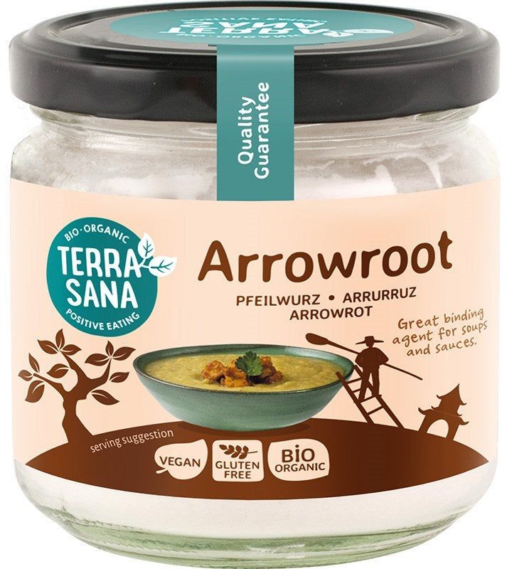 TerraSana Luomu Arrowjuurijauhe, purkki merkitty "Terra Sana Arrowroot" keitto­kulhon, maanviljelijän siluetin ja kuvakkeiden kera, jotka ilmoittavat tuotteen vegaaniseksi, gluteenittomaksi ja luomuksi; etiketti korostaa nuolijuuren toimivan erinomaisena sakeuttajana keitoille ja kastikkeille; purkki kirkasta lasia sinisellä mattapintaisella kierrekannella ja valkoisella etiketillä groteskityppografiaa käyttäen; tausta valkoinen.