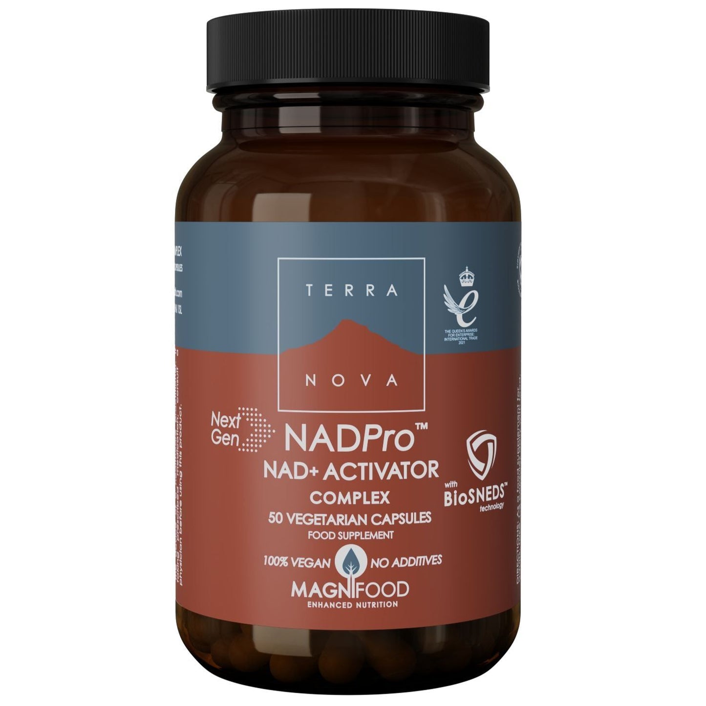 Terranova NextGen NADPro Complex; ruskea pullo Terra Nova NADPro NAD+ Activator Complex -tuotetta, 50 kasviskapselia; pullo lieriömäinen mattapinnalla, suuri etiketti sinivihreissä sävyissä selkeällä groteskityyppografialla; luettavassa tekstissä ”vegan”, ”no additives”, ”food supplement” sekä Magnifood- ja BioSNEDS-logot; tausta tasainen valkoinen, kuva keskitetty, ei ihmisiä tai käsiä.