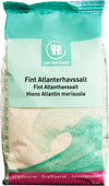 Urtekram Atlantin Merisuola Hieno, pussi hienolle Atlantin merisuolalle monikielisin merkinnöin ja sinivihreä aaltokuvio etusivulla; 1 kg pakkaus suorakulmainen mattapinnalla; brändi- ja tuotetiedot painettu selkeällä groteskitekstillä; tausta yksinkertainen ja siisti, ei ihmisiä eikä käsiä näkyvissä; laaja tuotekuva näyttää koko pakkauksen etuosan.