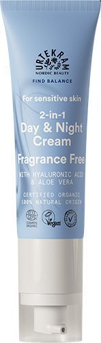 Urtekram Find Balance Fragrance Free Kasvovoide, tuubi 2-in-1-päivä- ja yövoiteelle herkälle iholle, tuoksuton, rikastettu hyaluronihapolla ja rauhoittavalla aloe veralla; sininen-valkoinen muovituubi mattapinnalla, pystyssä oleva muoto, tuotenimi lihavoidulla groteskifontilla; luomusertifikaattilogot näkyvissä pohjan lähellä; ei ihmisiä tai ympäristöä näkyvissä, tausta yksinkertainen.