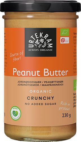Urtekram Luomu Maapähkinävoi Crunchy; purkki Urtekramin luomu crunchy-maapähkinävoita oranssilla etiketillä, esillä ei lisättyä sokeria ja runsaasti proteiinia; vegaaniystävällinen levite 230 gramman purkissa mustalla kannella; purkki lieriömäinen, kirkasta lasia kiiltäväpinnalla; muovinen kansi mattamusta ja uurteinen; oranssissa paperietiketissä valkoista lihavoitua groteskitekstiä ja mustia yksityiskohtia; tuote yksin valkoisella taustalla studiokuvassa.