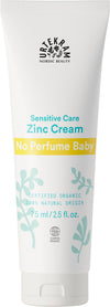 Urtekram No Perfume Baby Sinkkivoide, tuubi vauvojen sinkkivoiteelle merkittynä "Sensitive Care", "No Perfume Baby" ja "Certified Organic"; pakkaus valkoinen mattapintainen puristustuubi litteällä läppäkorkilla; tekstin värit sinistä ja keltaista, etusivulla vihreitä lehtikuvituksia; fonttityyli moderni ja groteskinen; kuvan tausta valkoinen, ei ihmisiä eikä lisäesineitä näkyvissä.