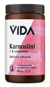 Vida Karnosiini 400 mg; ruskea pullo tekstillä "VIDA Karnosiini + E-vitamiini" -ravintolisää, vaaleanpunainen ja valkoinen ulkoasu, teksti kertoo solujen suojaamisesta; muovipullo lieriömäinen mattapinnalla, etiketissä groteskifontti; "60 kaps." näkyvissä lähellä alaosaa; tausta valkoinen; ei ihmisiä tai käsiä kuvassa.