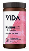 Vida Karnosiini 400 mg; ruskea pullo tekstillä "VIDA Karnosiini + E-vitamiini" -ravintolisää, vaaleanpunainen ja valkoinen ulkoasu, teksti kertoo solujen suojaamisesta; muovipullo lieriömäinen mattapinnalla, etiketissä groteskifontti; "60 kaps." näkyvissä lähellä alaosaa; tausta valkoinen; ei ihmisiä tai käsiä kuvassa.