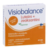 Visiobalance; pakkaus Visiobalance Lutein + Zeaxanthin -tabletteja; valkoinen ja oranssi laatikko mattapintaisesta pahvista, suorakaiteen muotoinen, suomenkielinen teksti groteskifontilla; etuosassa vihreä vegaanimerkki; numero 60 ilmoittaa tablettimäärän; luteiini ja tseaksantiini mainittu isommalla lihavoidulla tekstillä; ei ihmisiä tai käsiä; neutraali tausta.