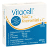 Vitacell NAC + Kversetiini + C; laatikko Vitacell NAC + Kversetiini + C -ravintolisälle sini-oranssilla suunnittelulla, annostus ja ainesosat listattu suomeksi, sisältää 60 kapselia; pakkaus suorakulmainen pahvia mattapinnalla; suurin osa tekstistä lihavoidulla sans-serif-fontilla; etusivulla tuotenimi näkyvästi esillä; valkoinen tausta, ei ihmisiä tai muita esineitä kuvassa.