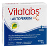 Vitatabs Laktoferriini 177 mg + C; laatikko Vitatabs Laktoferriini + C -ravintolisää; laatikko suorakulmainen mattapahvia, pääosin valkoinen sinisin osioin ja punaisella groteskitekstillä; etupuolella tuotenimi ja mainintoja raudan imeytymisen tuesta, antioksidanttisuojasta ja immuunijärjestelmän hyödyistä; ei ihmisiä tai käsiä kuvassa, neutraali studiotausta.