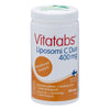 Vitatabs Liposomi C Duo 400 mg; valkoinen muovipullo mattapinnalla, sylinterinmuotoinen ruuvikannella; etiketissä lihavoitu oranssi ja sininen groteskiteksti "Vitatabs Liposomi C Duo 400 mg"; lisäksi näkyvissä tiedot 100 kapselista ja liposomaalisesta C-vitamiinista, Suomen lippu sekä maininta valmistuksesta Suomessa; pelkistetty studiotausta, ei ihmisiä kuvassa.