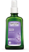 Weleda Lavender Relaxing Body Oil -pullo, vihreä lasi, valkoinen pumppukorkki; violetti kiiltäväpintainen etiketti laventelikukkakuvituksella, teksti "Cares and calms"