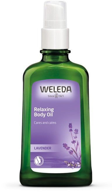Weleda Lavender Relaxing Body Oil -pullo, vihreä lasi, valkoinen pumppukorkki; violetti kiiltäväpintainen etiketti laventelikukkakuvituksella, teksti "Cares and calms"