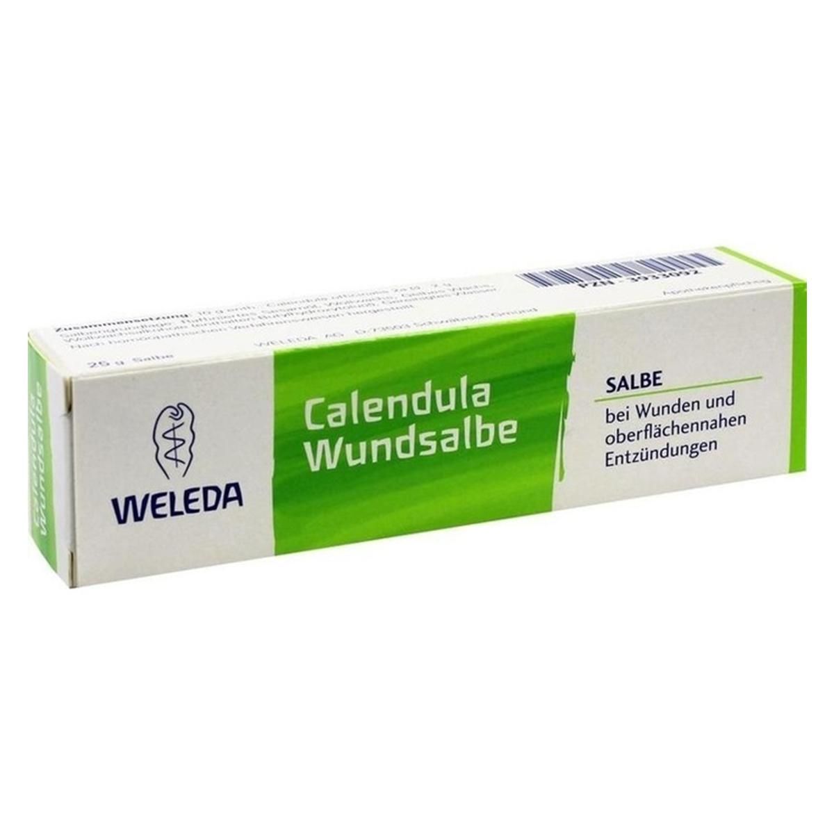Weleda Calendula-Wundsalbe 10% Voide; 25 g:n laatikko Weleda Calendula Wundsalbe -voidetta, saksalainen luotettu kehäkukkavoide haavojen ja pinnallisten tulehdusten hoitoon; suorakulmainen pahvipakkaus on valkoinen ja mattapintainen, siinä vihreitä paneeleja ja sinistä ja vihreää painettua tekstiä; kirjasinlaji yksinkertaista groteskia; ei ihmisiä tai käsiä näkyvissä; yksivärinen tausta tasaisessa valaistuksessa.