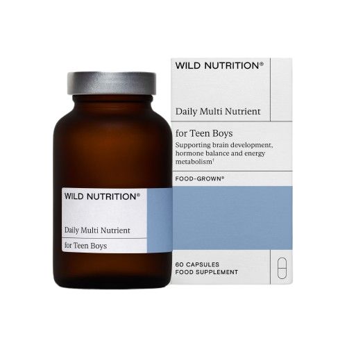 Wild Nutrition Daily Multi Nutrient for Teen Boys -pullo ja pakkaus, keskeiset hyödyt aivojen kehitykselle, hormonitasapainolle ja energia-aineenvaihdunnalle, muotoiltu teini-ikäisten erityisiin ravintotarpeisiin; sisältää 60 kapselia; mattapintainen pakkaus valkoisella pohjalla ja tummanharmaalla tekstausvapaalla tekstillä; ei ihmisiä tai käsiä näkyvissä; studiotuotekuva yksinkertaisella alustalla.