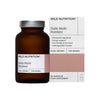 Wild Nutrition Daily Multi Nutrient for Women -pullo ja suorakulmainen valkoinen laatikko mattapinnalla vierekkäin; molemmissa teksti "Wild Nutrition Daily Multi Nutrient for Women" selkeällä mustalla tekstausvapaalla fontilla; pullossa hopeanvärinen kierrekorkki; etiketissä maininta 60 kapselista ja keskeisistä ravintoaineista; tausta neutraali ja yksinkertainen; ei ihmisiä tai käsiä näkyvissä; tuote kuvattu suoraan edestä.