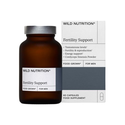 Fertility Support -pullo pakkauksensa vieressä, molemmat Wild Nutrition -brändiä, korostavat hyötyjä kuten testosteronia, hedelmällisyyttä ja energian tukea; miehille suunnattu ravintolisä sisältää 60 kapselia; pullo mattahopeisella kierrekorkilla ja pyöristetyin hartioin; laatikko suorakulmainen selkein linjoin ja vaimennetuin värein; teksti tekstausvapaata fonttia lihavoiduin otsikoin; tausta valkoinen, ei ihmisiä tai käsiä näkyvissä; tavanomainen tuotekuva silmän tasolta.