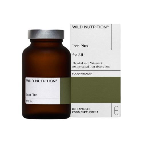 WILD NUTRITION Iron Plus for All -pullo, ruskea pullo pakkauksensa edessä; pullo sylinterimäinen mattapinnalla ja hopeisella korkilla; laatikko pääosin valkoinen mustin tekstausvapain tekstein, pienin värikorostuksin; luettavassa tekstissä C-vitamiini sekä maininta 30 kapselista; tausta neutraali ja yksinkertainen; ei ihmisiä tai käsiä näkyvissä.