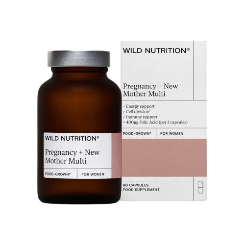 Wild Nutrition Pregnancy + New Mother Multi -pullo ja pakkaus, naisille suunnattu ravintolisä, hyödyt kuten energian tuki ja immuunijärjestelmän tuki uusille äideille; pullo meripihkanväristä lasia mattahopeisella kierrekorkilla, sylinterimäinen muoto; etiketti tekstausvapaata tekstiä tummansinisellä, vaaleanharmaalla ja beigellä; molemmat esineet pystyssä valkoisella alustalla valkoista taustaa vasten; ei ihmisiä tai käsiä näkyvissä; laaja studiotuotekuva.
