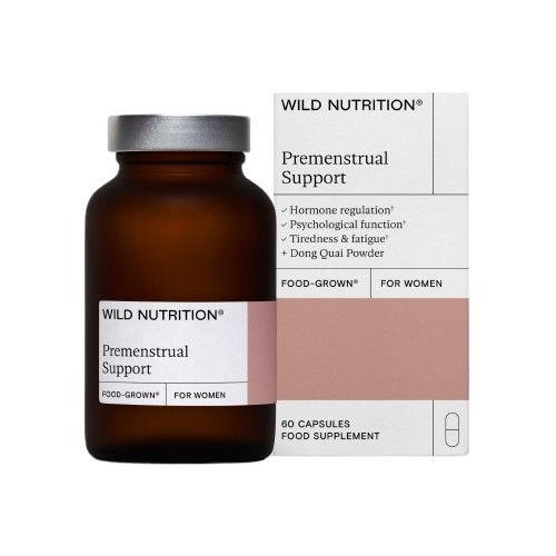 Premenstrual Support -pullo pakkauksensa vieressä, korostaen hyötyjä kuten hormonitasapainoa, psykologista toimintaa ja väsymyksen lievitystä; pullo valkoisella kierrekorkilla ja sylinterimäisellä muodolla, mattaetiketti; ulompi pakkaus suorakulmainen valkoisella pohjalla ja vaaleanpunaisin korostuksin; serif- ja tekstausvapaita fontteja käytetty; esineet neutraalilla pinnalla, ei näkyviä ihmisiä tai käsiä.