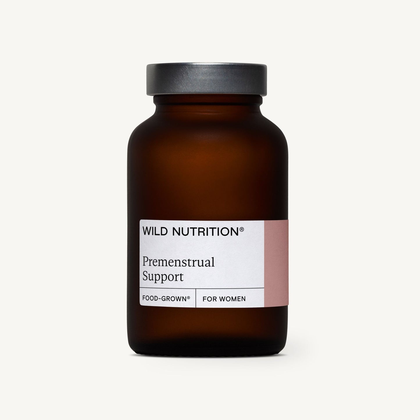 Wild Nutrition Food-Grown Premenstrual Support for Women -pullo, ruskea lasipullo mustalla muovisella kierrekannella, mattapinnalla; etiketti valkoinen mustin tekstausvapain tekstein, brändinimi lihavoituna; sylinterimäinen pullo keskitettynä vaaleaa taustaa vasten; ei ihmisiä, käsiä tai rekvisiittaa näkyvissä.