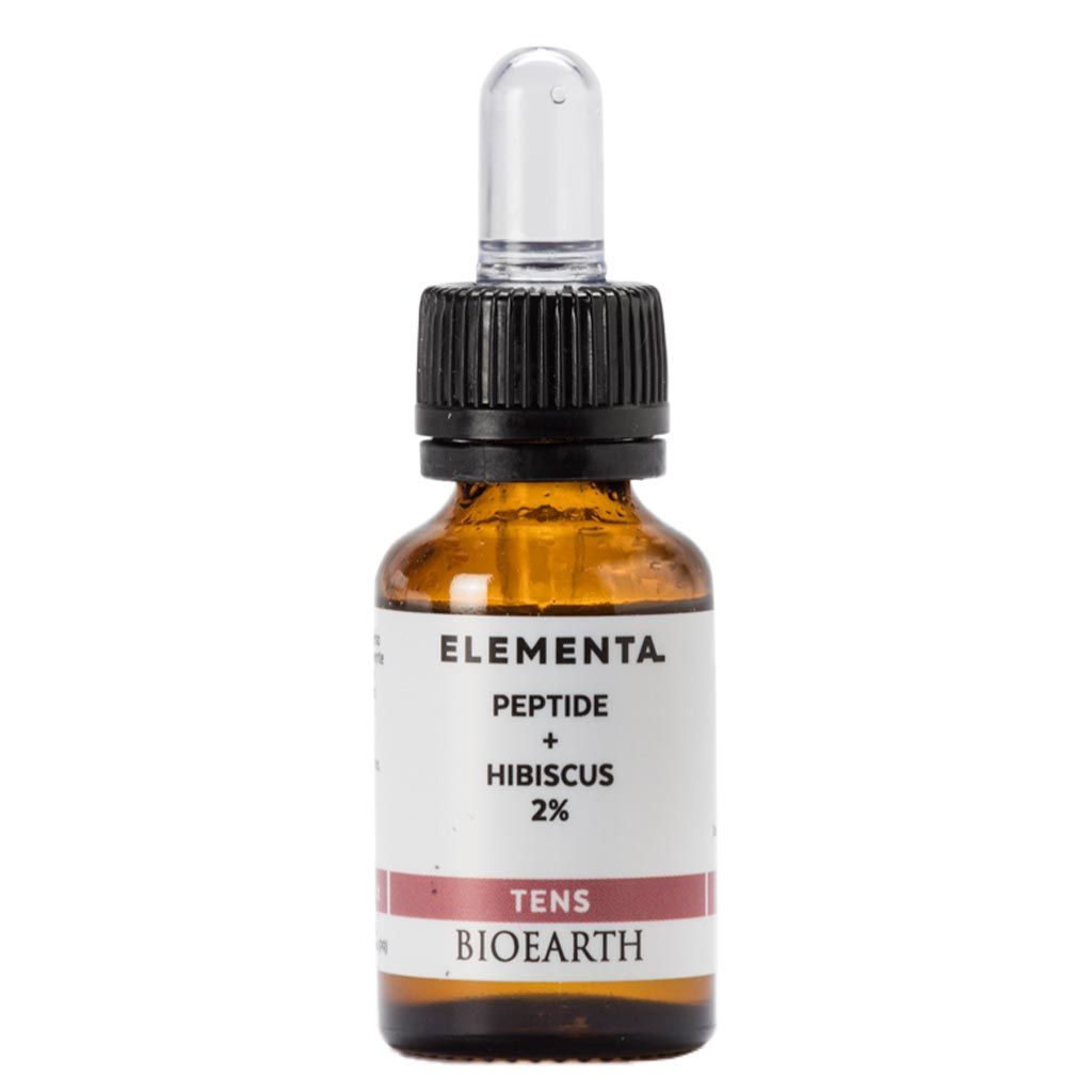 Bioearth Elementa Peptide + Hibiscus 2% Booster; pieni, meripihkanvärinen ja kiiltäväpintainen tiputinpullo mustalla korkilla ja kirkkaalla lasitiputtimella valkoisella taustalla; mustaa ja punaista groteskitekstiä.