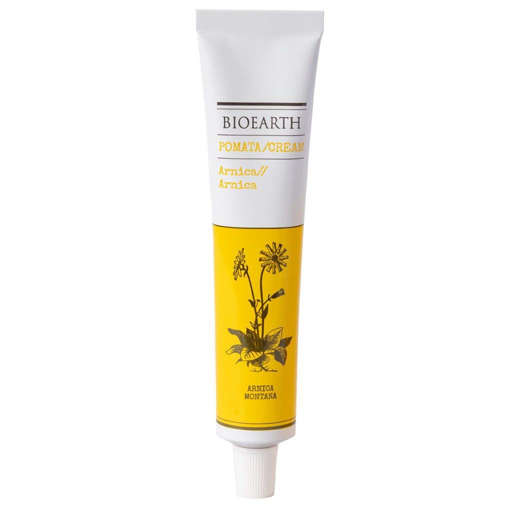 Bioearth The Herbalist Arnica Cream; valkoinen-keltainen, lieriön muotoinen ja mattapintainen tuubi, etusivulla kuvitus arnikkakasvista; musta ja vihreä groteskiteksti kertoo rauhoittavista kasviperäisistä ominaisuuksista; pystyssä valkoisella taustalla.