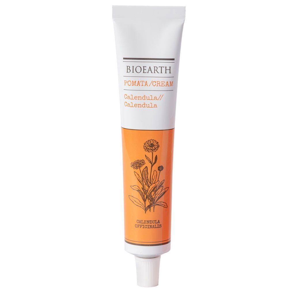 Bioearth The Herbalist Calendula Cream; oranssi-valkoinen, mattapintainen tuubi valkoisella korkilla pystyssä, etusivulla musta kehäkukkakuvitus; musta ja oranssi groteskiteksti tuotenimestä ja ainesosista; valkoinen tausta, hyvin valaistu.
