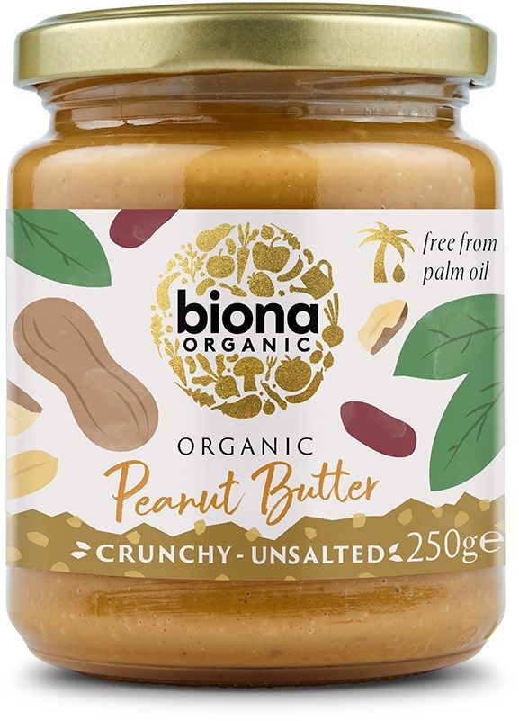Biona Organic Peanut Butter, rouhea ja suolaton, 250 g; kirkas lasipurkki mattapintaisella etiketillä, jossa maapähkinä- ja lehtikuvituksia; etiketissä selkeää groteskitekstiä palmuöljyttömyydestä; kultainen muovikansi uritetuin reunoin; tuote vaalealla taustalla, ei ihmisiä tai toimintaa.