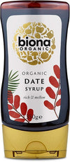 Biona Luomu Taatelisiirappi; pullo kultaisella korkilla, valkoinen etiketti punaisin lehtikuvioin ja kultaisin pyörein koristein; sisällä tumma, lähes musta siirappi; teksti "Organic Date Syrup, rich & mellow", 350 g, groteskityylillä; pystyssä valkoisella taustalla, ei ihmisiä tai tarvikkeita.