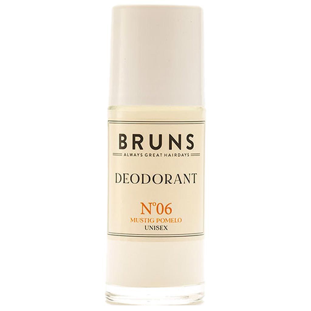 BRUNS Products Nº08 Fresh Cypress Deodorantti; kirkas lasipullo tekstillä "BRUNS No. 06" unisex-deodoranttia, valkoinen lieriömäinen korkki ja mattavalkoinen suorakulmainen etiketti; etiketissä tuotenimi, tuoksu ("Mustig Pomelo") ja brändin iskulause ("Always Great Hairdays") yksinkertaisella groteskifontilla; ei ihmisiä tai käsiä näkyvissä; tausta yksinkertainen ja siisti.
